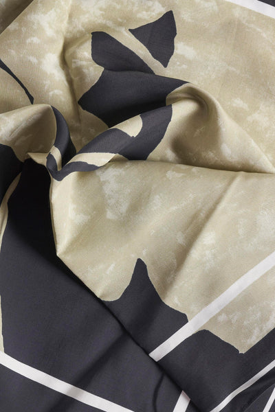 Foulard multicolore par OPUS avec motifs abstraits noirs et beige, tissu plissé.

