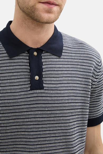 Blauw poloshirt met grafische print van Tom Tailor, met marineblauwe knoopsluiting en lichte knopen.
