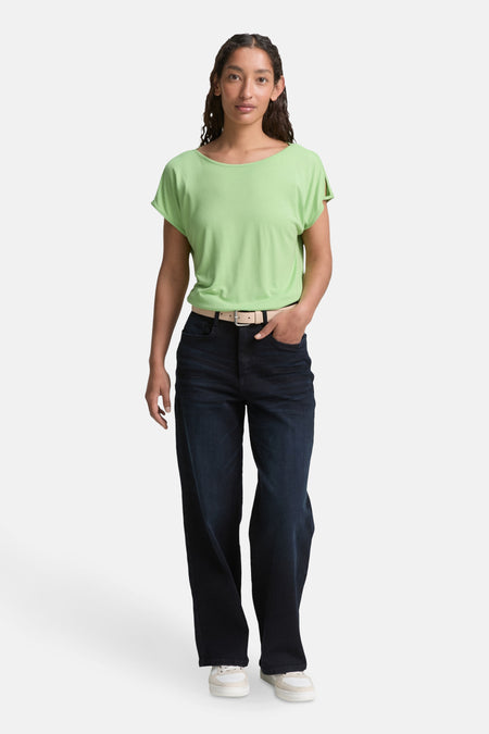 Tom Tailor groene blouse met korte mouwen, gedragen met een hoge taille en een beige riem.