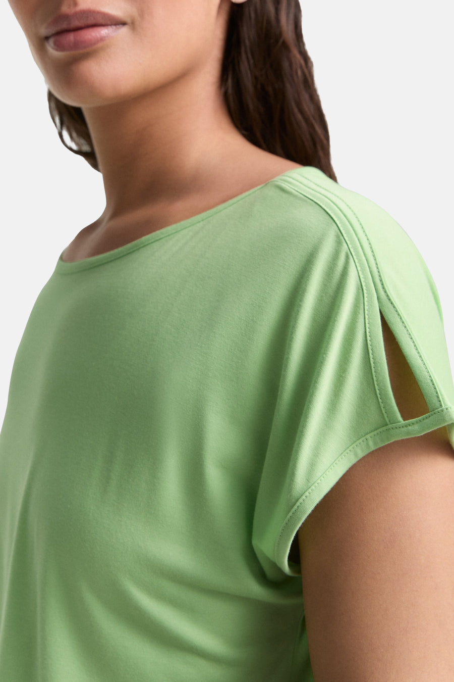 Blouse à manches courtes vert de Tom Tailor, avec découpes aux épaules et finitions surpiquées.