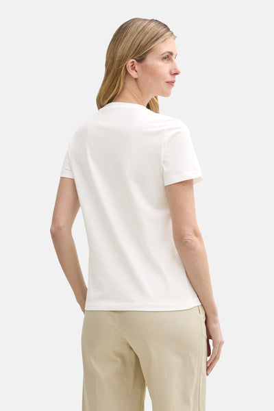 T-shirt blanc à manches courtes de Tom Tailor, porté avec un pantalon beige, vue de dos.