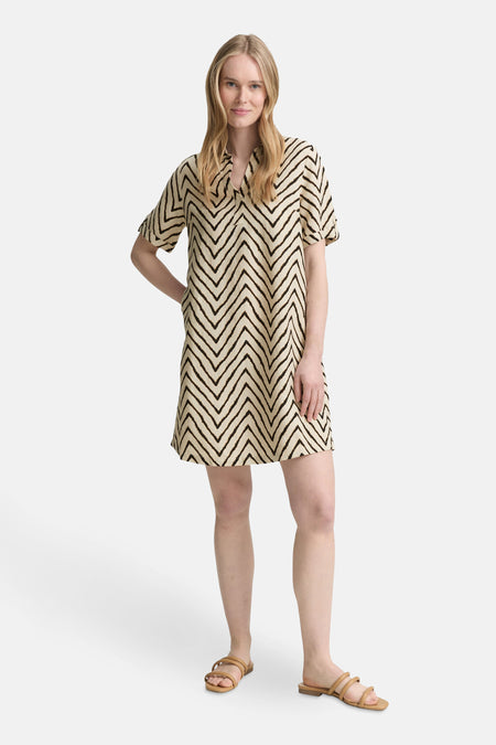 Korte beige jurk van Tom Tailor met zwart chevronpatroon en een relaxte pasvorm.