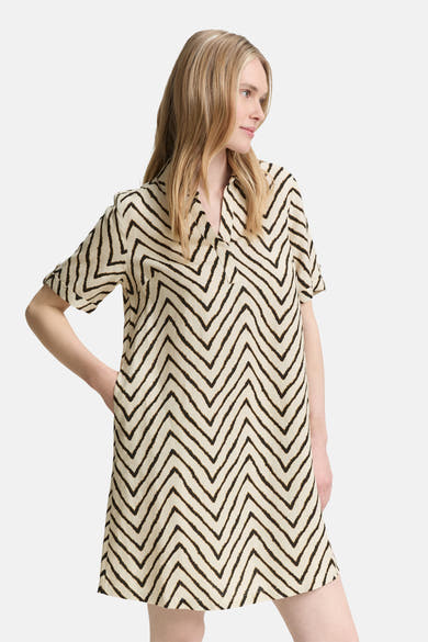 Robe courte beige en coton by Tom Tailor, à motif zigzag noir et coupe droite décontractée.
