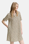 Robe courte beige en coton by Tom Tailor, à motif zigzag noir et coupe droite décontractée.