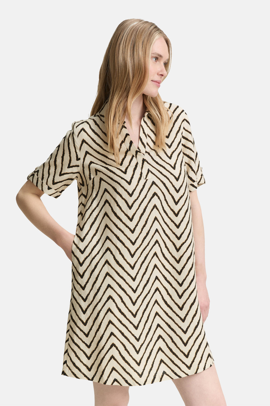 Robe courte beige en coton by Tom Tailor, à motif zigzag noir et coupe droite décontractée.