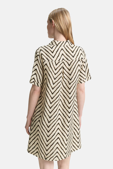 Robe courte beige de Tom Tailor avec motif à chevrons noir et manches courtes.