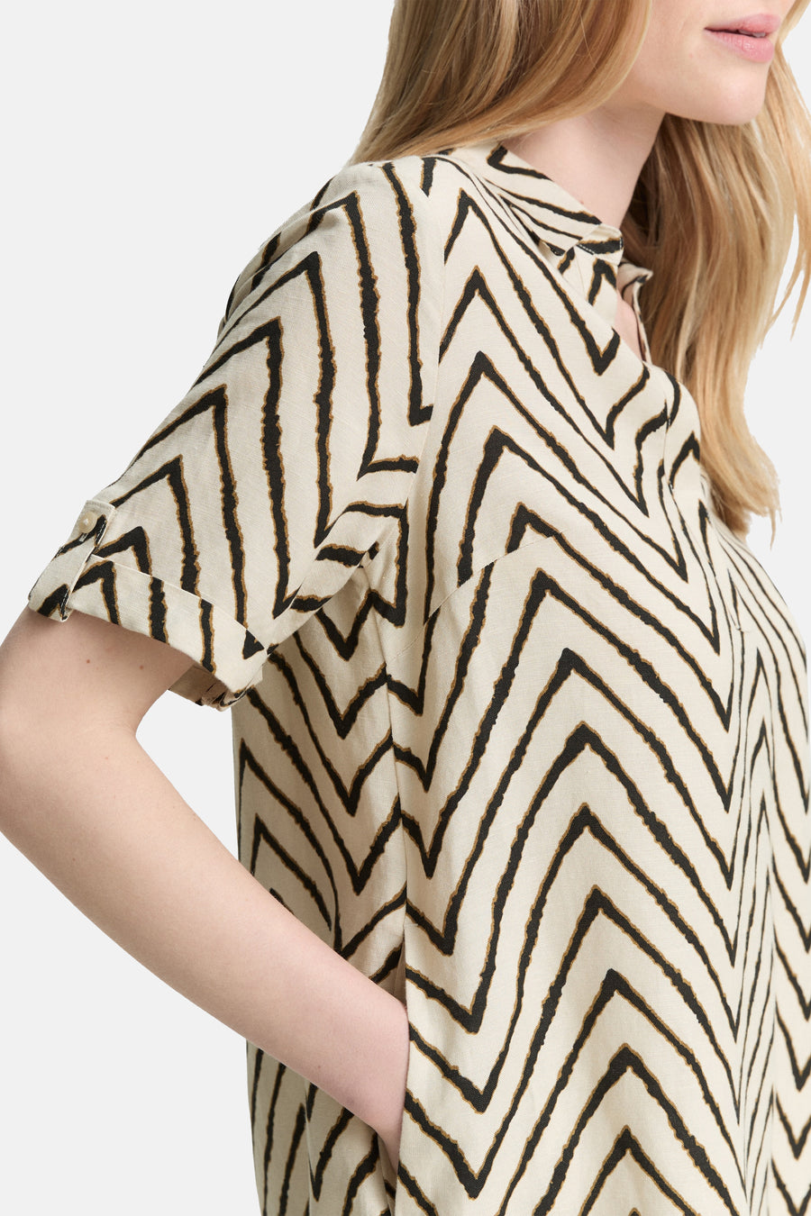 Robe courte beige de Tom Tailor avec motif à chevrons noirs et manches courtes à revers.