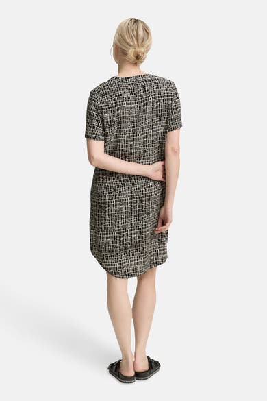 Robe noire à manches courtes de Tom Tailor avec motif quadrillé et coupe droite, vue de dos.
