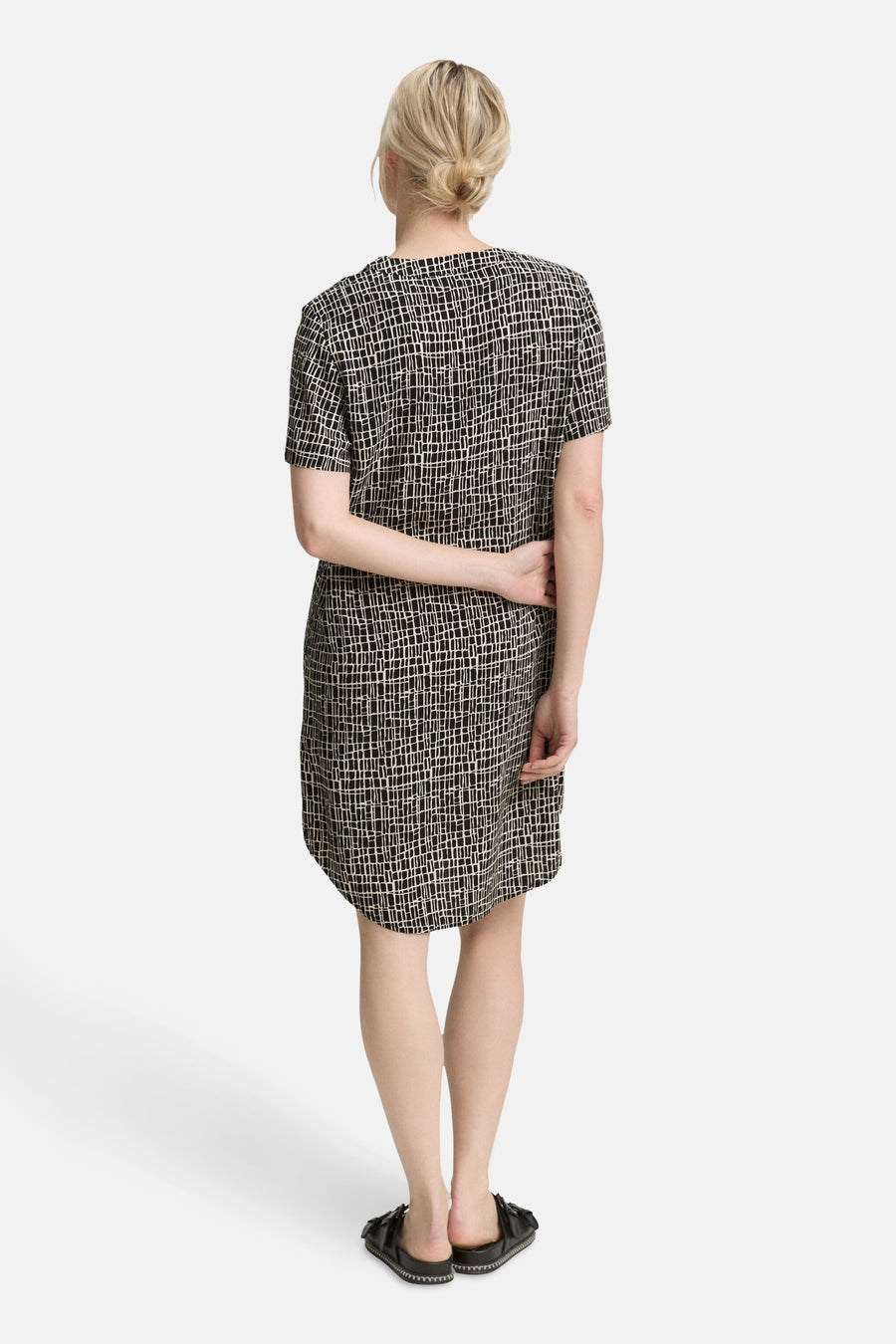 Robe noire à manches courtes de Tom Tailor avec motif quadrillé et coupe droite, vue de dos.
