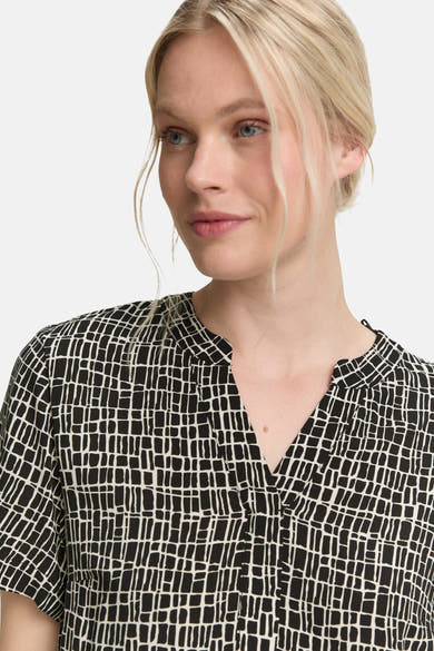 Robe noire à manches courtes de Tom Tailor, avec un motif quadrillé blanc et noir.