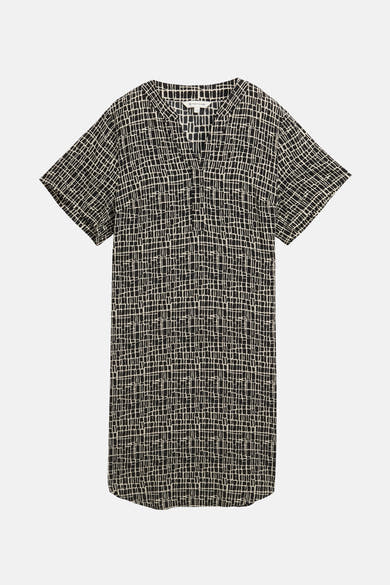 Robe noire à manches courtes par Tom Tailor avec motif géométrique abstrait.