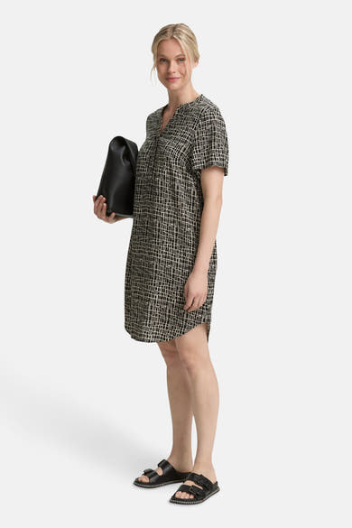 Robe noire à manches courtes de Tom Tailor, avec un motif quadrillé, tenue avec un sac noir.