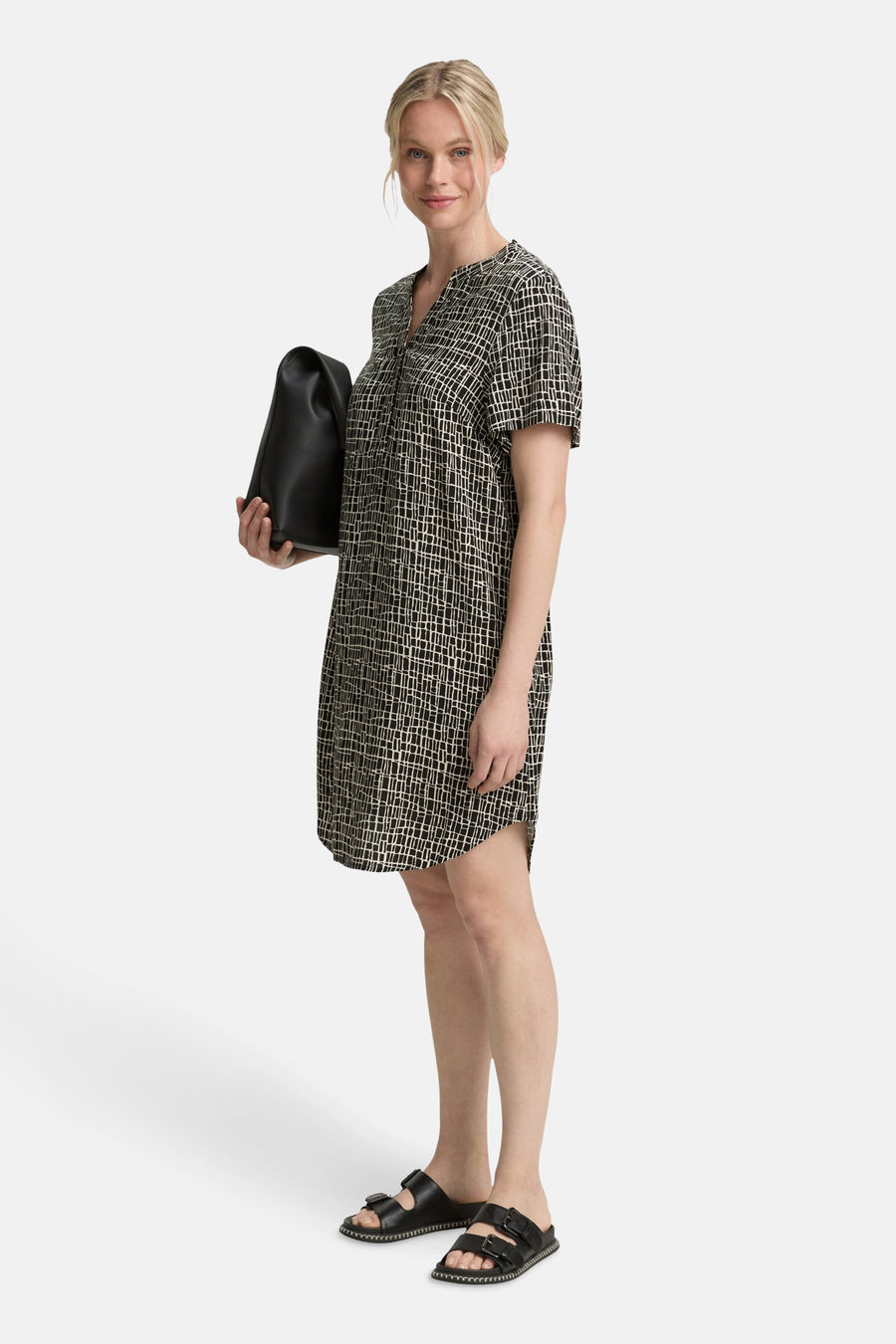 Robe noire à manches courtes de Tom Tailor, avec un motif quadrillé, tenue avec un sac noir.