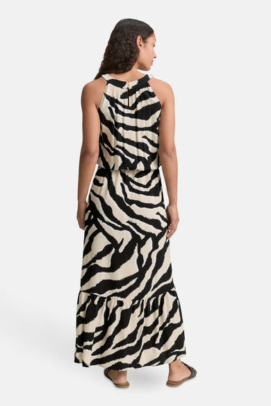 Robe longue multicolore par Tom Tailor, à motif zébré avec un ourlet à volants, vue de dos.