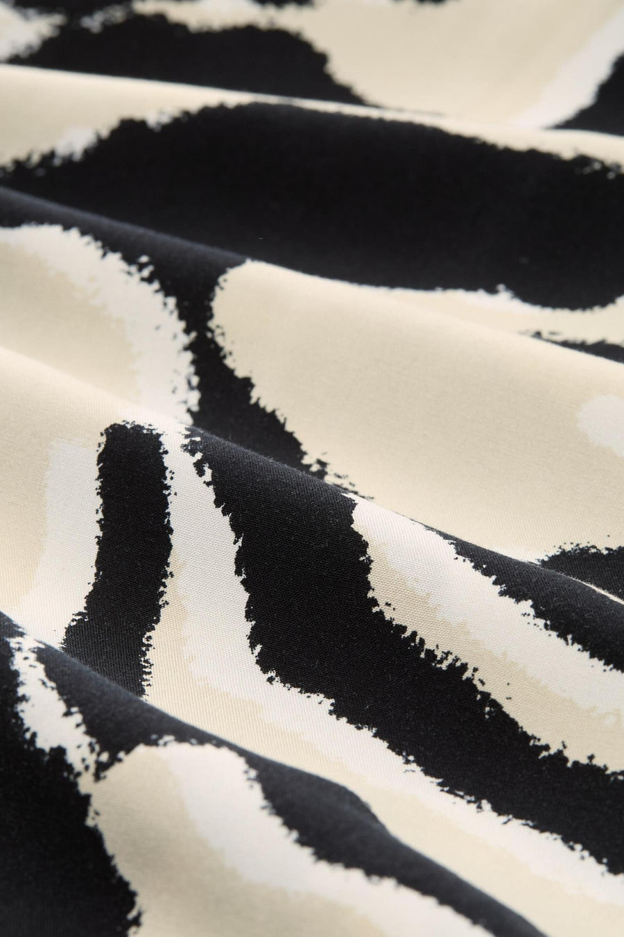 Robe longue multicolore de Tom Tailor avec motif abstrait noir et beige sur tissu légèrement texturé et plissé.