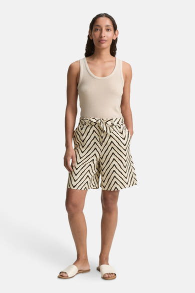 Short beige à motifs zigzag de Tom Tailor, porté avec un débardeur uni et des sandales neutres.