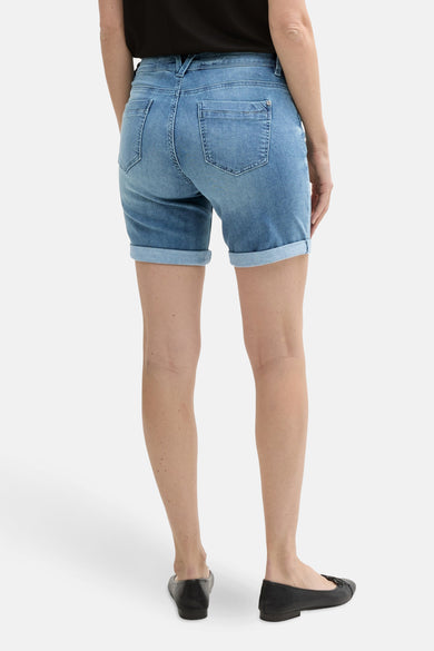 Short en denim bleu moyen de Tom Tailor, avec ourlets retroussés, porté avec des ballerines noires.