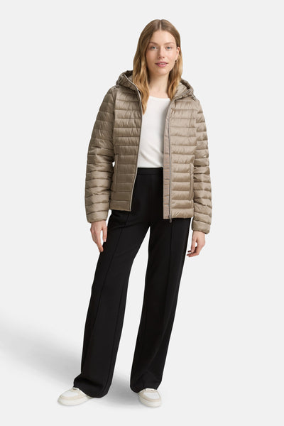 Veste courte beige de Tom Tailor, portée avec un T-shirt blanc et un pantalon noir ample.