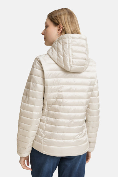 Veste courte grise Tom Tailor avec capuche, détails matelassés et doublure intérieure, portée avec un jean.