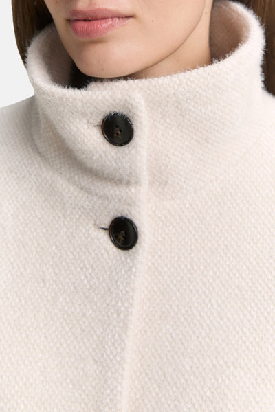 Korte beige jas van Tom Tailor met een opstaande kraag en knoopsluiting.
