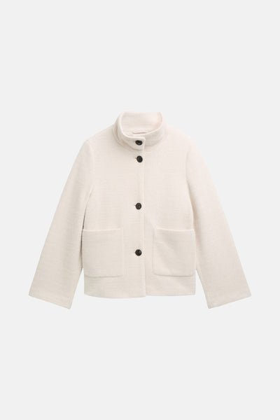 Korte beige jas van Tom Tailor met drie donkere knopen en vierkante zakken.