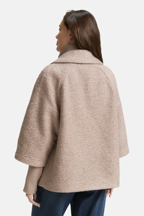 Bouclé capejas in een 2-in-1 look