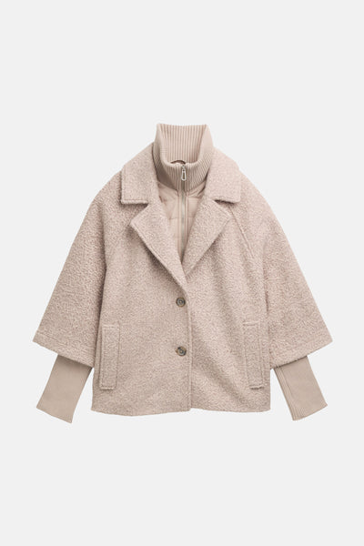 Veste courte beige de Tom Tailor, avec col montant et manches trois-quarts en maille côtelée.
