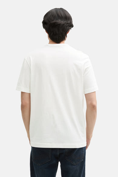 Wit T-shirt met korte mouwen van Tom Tailor, gedragen met een marineblauwe broek, achtergezicht.