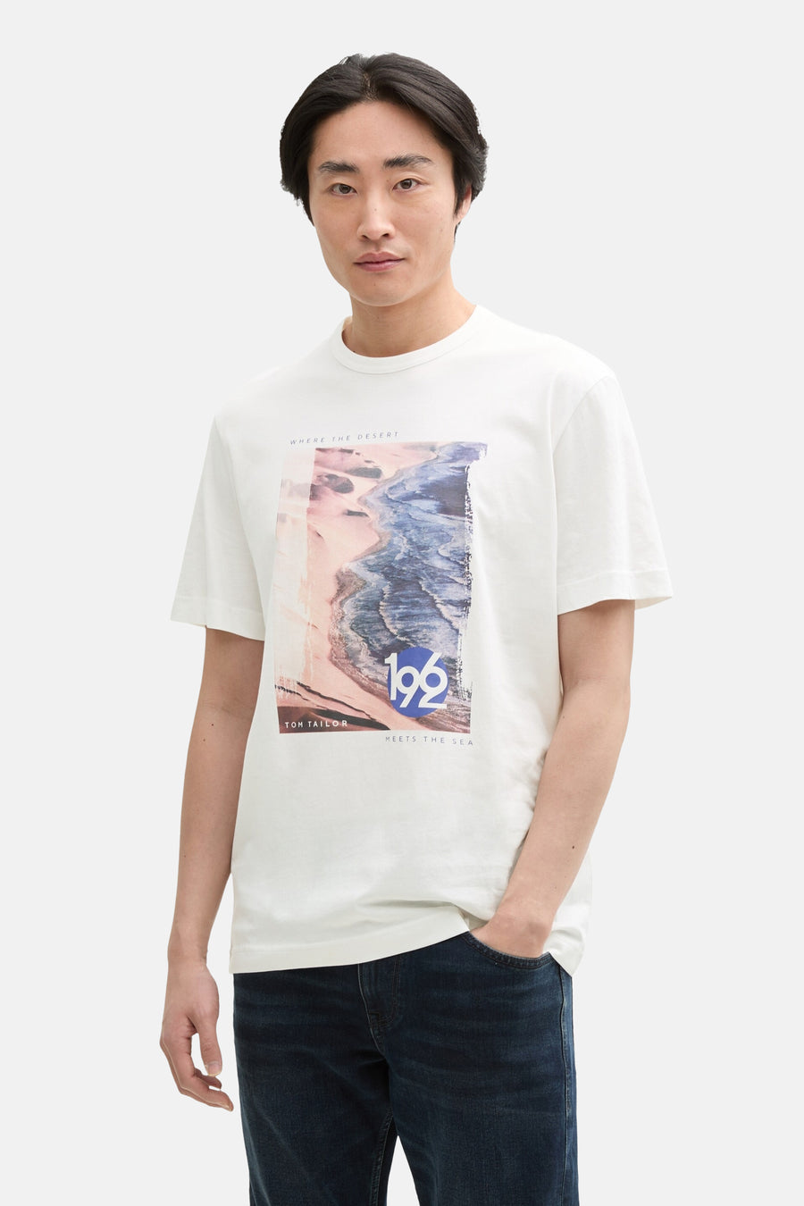 Wit T-shirt met korte mouwen van Tom Tailor, met opdruk op de voorkant en gedragen met een spijkerbroek.