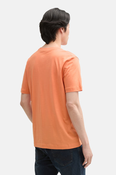Oranje T-shirt met korte mouwen van Tom Tailor, van achteren gezien, gedragen met een donkerblauwe jeans.