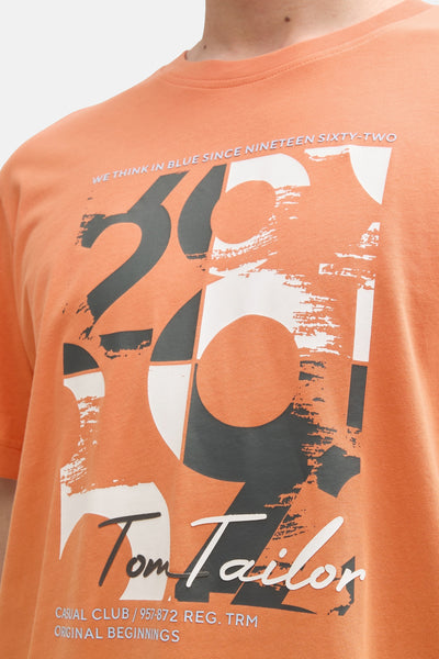 T-shirt orange à manches courtes de Tom Tailor, avec imprimé graphique "1962" et logo de la marque.
