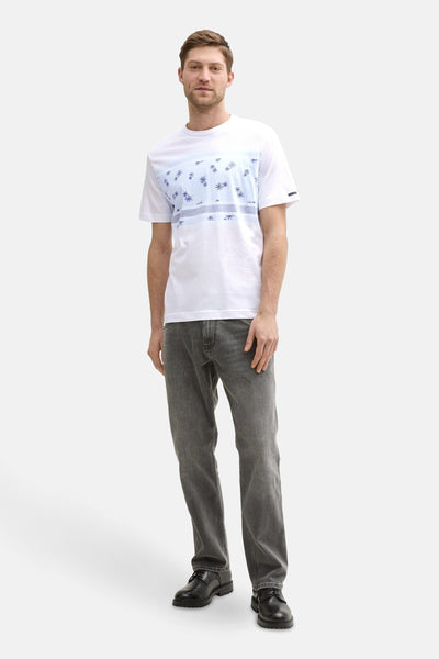Wit T-shirt met korte mouwen van Tom Tailor, met een blauw bloemenpatroon aan de bovenkant, gedragen met een grijze jeans.