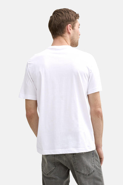 Wit T-shirt met korte mouwen van Tom Tailor, van achteren gezien, gedragen met een grijze broek.