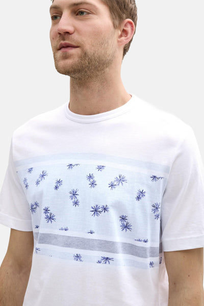 T-shirt à manches courtes blanc de Tom Tailor avec motif floral bleu et rayures horizontales.