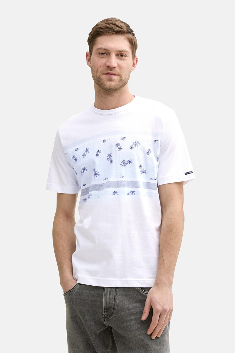 Wit T-shirt met korte mouwen van Tom Tailor, met blauw bloemenpatroon en horizontale strepen, gedragen met een grijze broek.