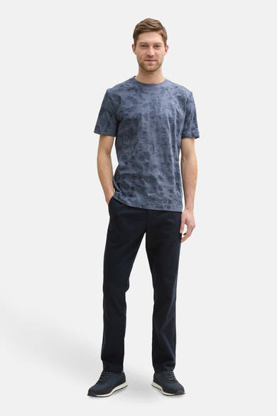T-shirt bleu à manches courtes de Tom Tailor, imprimé avec un pantalon noir et des baskets.