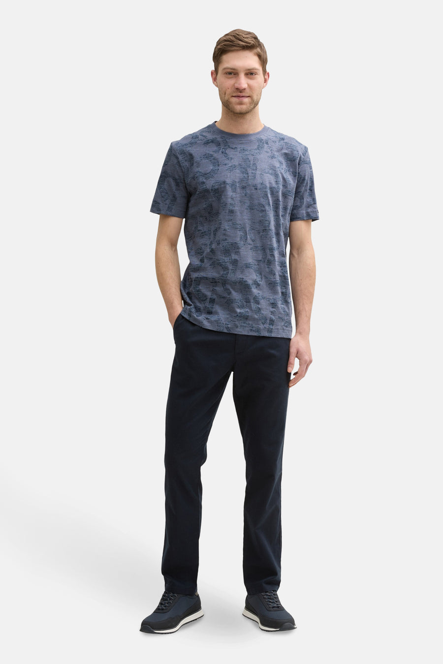 T-shirt bleu à manches courtes de Tom Tailor, imprimé avec un pantalon noir et des baskets.