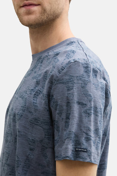 Blauw T-shirt met korte mouwen van Tom Tailor, subtiel textuurpatroon, logo-detail op de mouw, zijaanzicht.