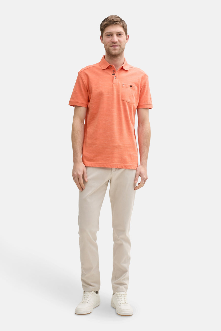 Polo orange à manches courtes de Tom Tailor, avec poche poitrine boutonnée et boutons marron.