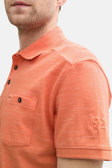 Oranje poloshirt met korte mouwen van Tom Tailor, met borstzak en subtiel geborduurd logo op de mouw.