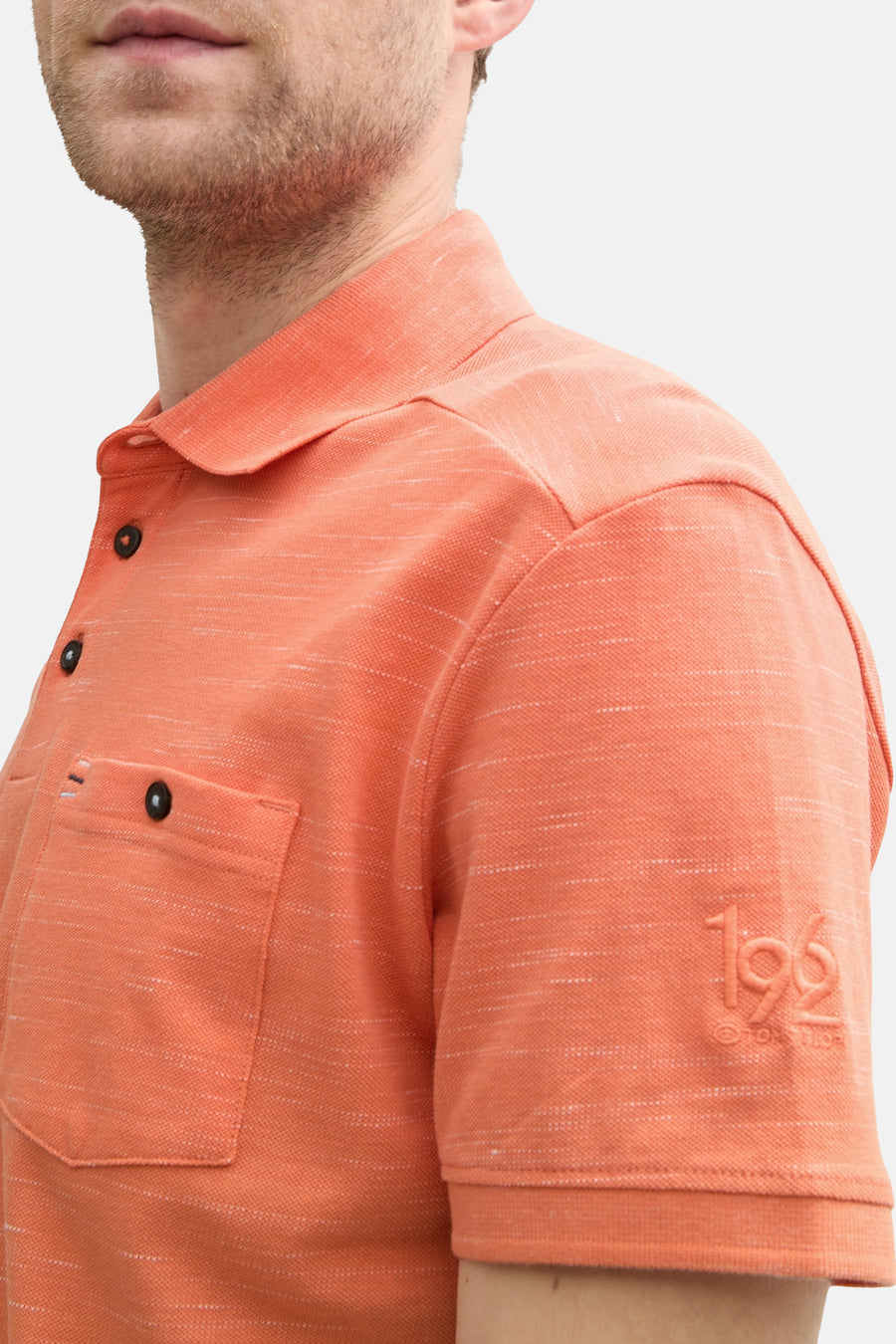 Oranje poloshirt met korte mouwen van Tom Tailor, met borstzak en subtiel geborduurd logo op de mouw.