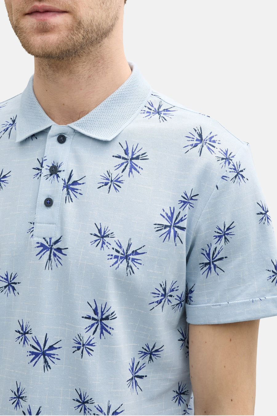 Blauw poloshirt met korte mouwen van Tom Tailor, met een marineblauw bloemenpatroon en ton-sur-ton knopen.