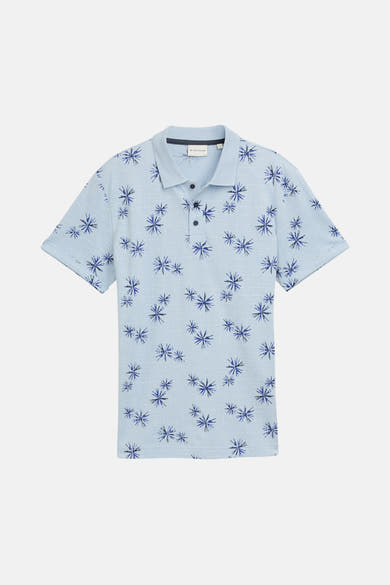 Blauw poloshirt met korte mouwen van Tom Tailor, met een donkerblauw bloemenpatroon op een geruite achtergrond.