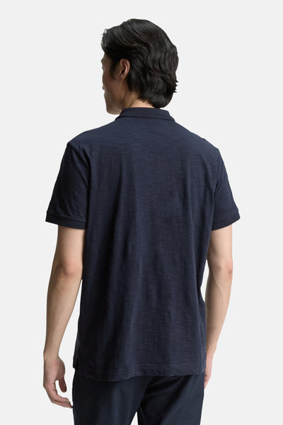 Donkerblauw poloshirt met korte mouwen van Tom Tailor, van achteren gezien, met een subtiele textuur.