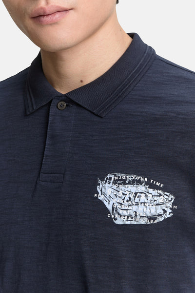 Polo bleu foncé de Tom Tailor avec motif graphique blanc sur le devant.