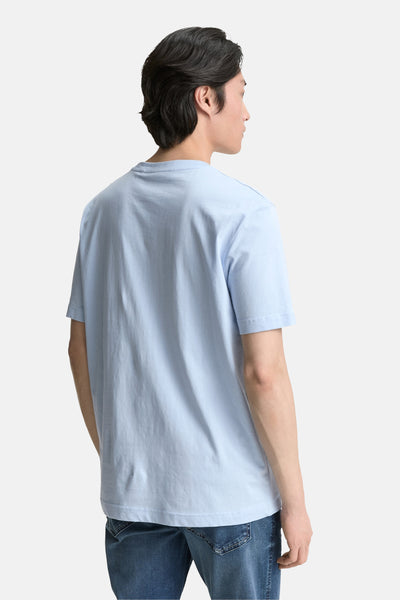 Blauw T-shirt met korte mouwen van Tom Tailor, van achteren gezien, gedragen met een blauwe spijkerbroek.