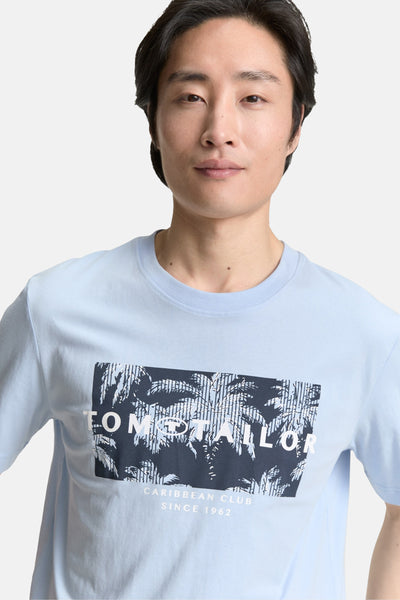 T-shirt à manches courtes bleu de Tom Tailor avec imprimé motif tropical sur le devant.