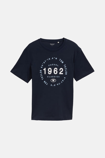 T-shirt bleu à manches courtes de Tom Tailor, avec un imprimé graphique blanc sur le devant.
