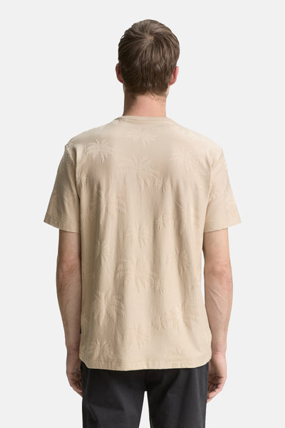T-shirt beige à manches courtes de Tom Tailor, avec un motif de palmiers en relief sur toute la surface.
