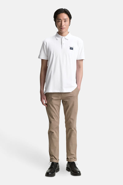 Wit poloshirt met korte mouwen van Tom Tailor, gedragen met een beige chino en zwarte schoenen.
